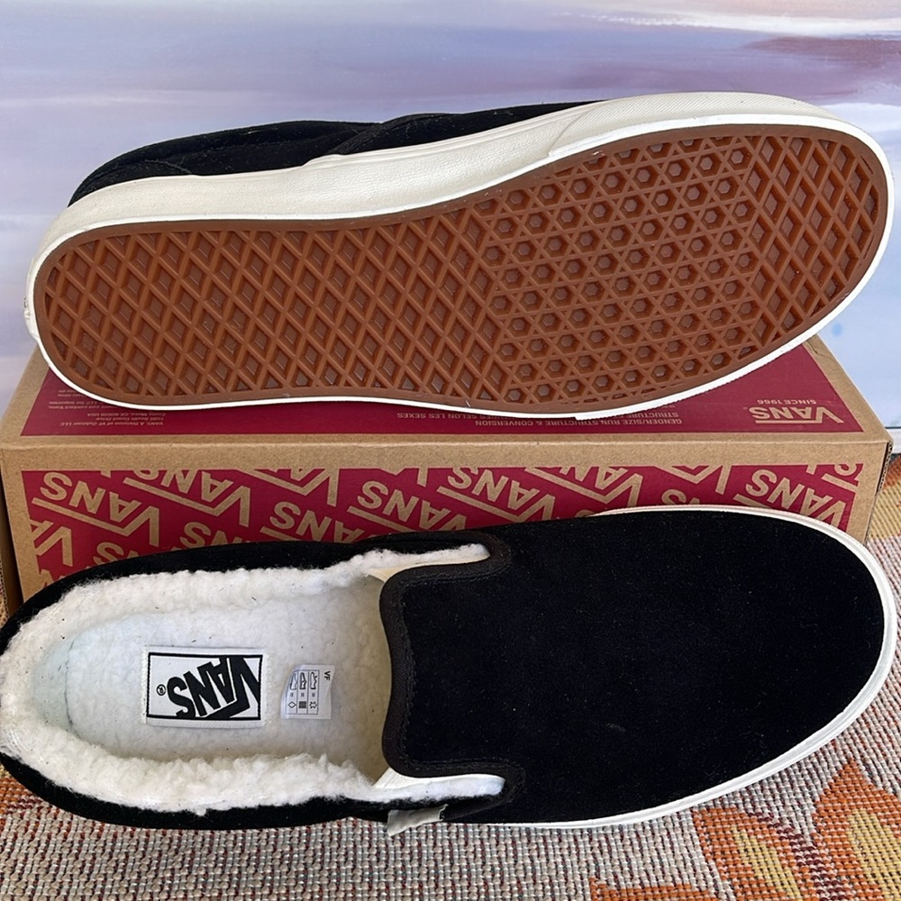 Vans • Men’s Classic Slip-On
Cozy Hug Black
VN0A5A08BM8
Sneakers - Picture 3 of 16
